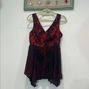 Disney Alice in Wonderland queen of hearts Red and Black Women's Tunic Top Mediu